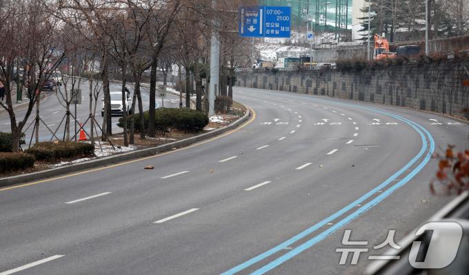 [뉴스1 PICK]'성난 농심' 트랙터 몰고 서울로…남태령 고개서 경찰과 6시간째 대치 중