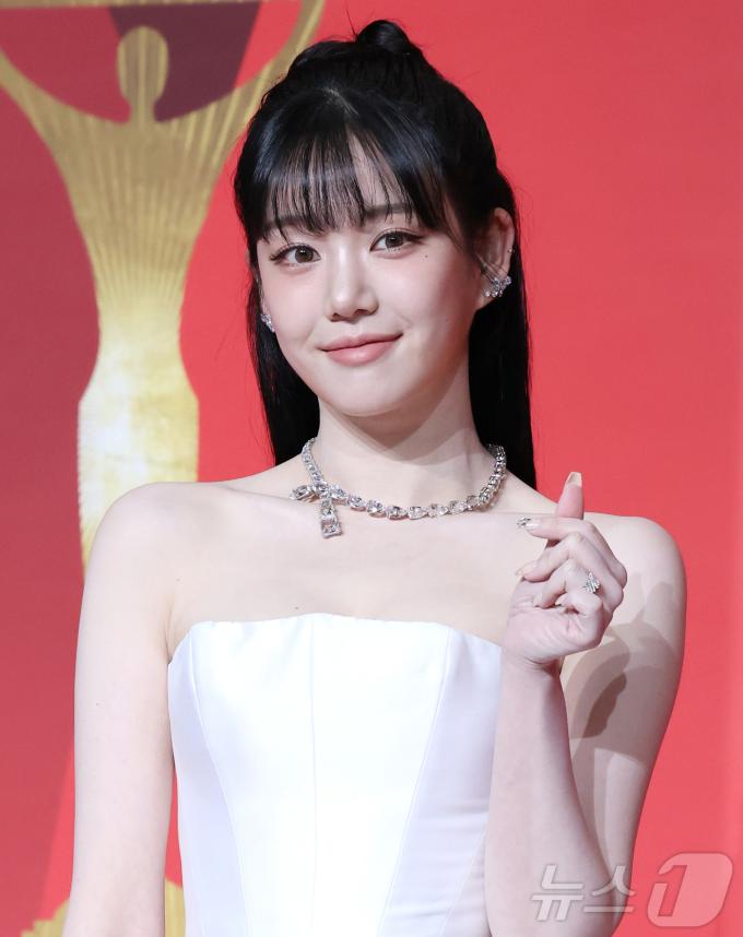 배우 이유비가 21일 오후 서울 마포구 상암동 SBS 프리즘타워에서 열린 '2024 SBS 연기대상' 레드카펫 행사에 참석해 포즈를 취하고 있다. 2024.12.21/뉴스1 ⓒ News1 권현진 기자