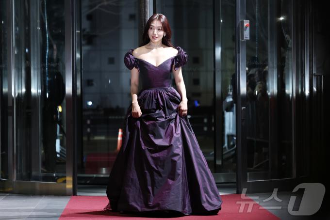 배우 박신혜가 21일 오후 서울 마포구 상암동 SBS 프리즘타워에서 열린 '2024 SBS 연기대상'에 참석해 레드카펫을 밟고 있다. ⓒ News1 권현진 기자
