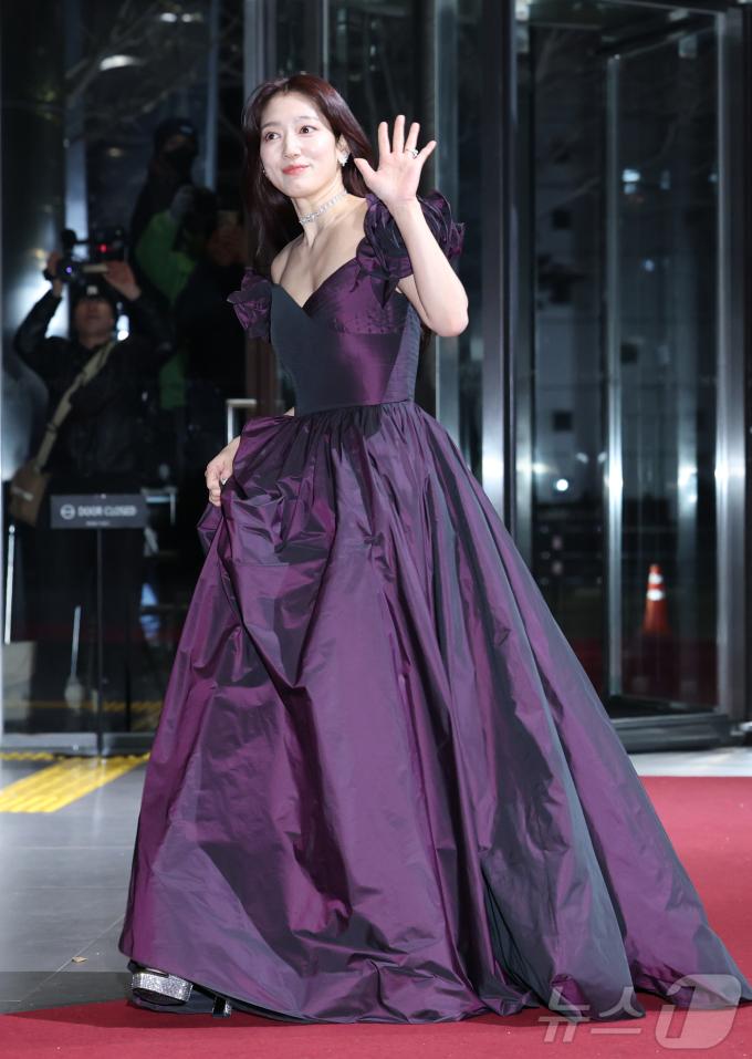 배우 박신혜가 21일 오후 서울 마포구 상암동 SBS 프리즘타워에서 열린 '2024 SBS 연기대상' 레드카펫 행사에 참석해 손을 흔들고 있다. ⓒ News1 권현진 기자