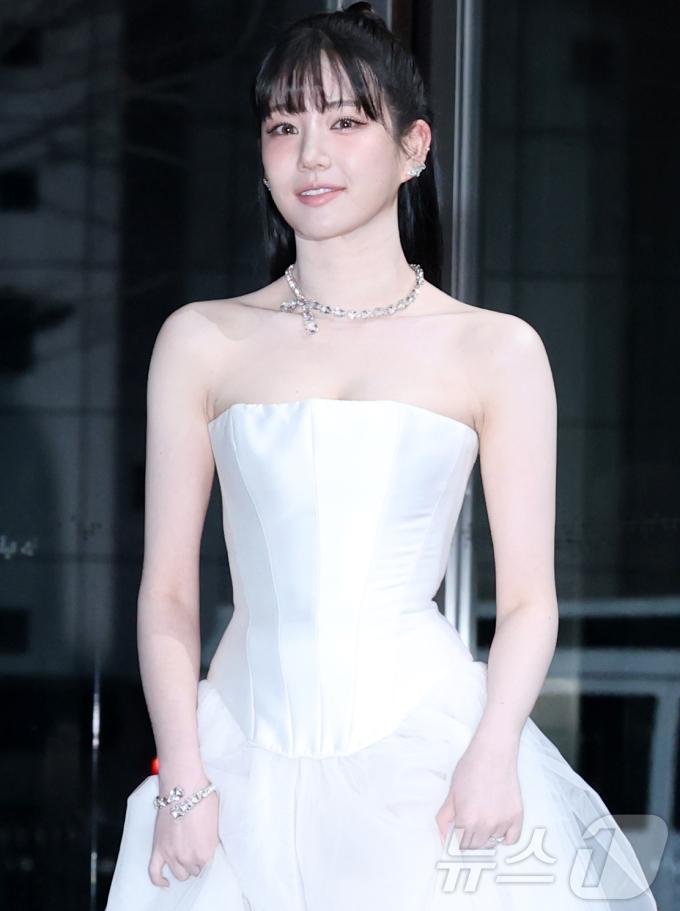 배우 이유비가 21일 오후 서울 마포구 상암동 SBS 프리즘타워에서 열린 '2024 SBS 연기대상' 레드카펫 행사에 참석하고 있다. ⓒ News1 권현진 기자