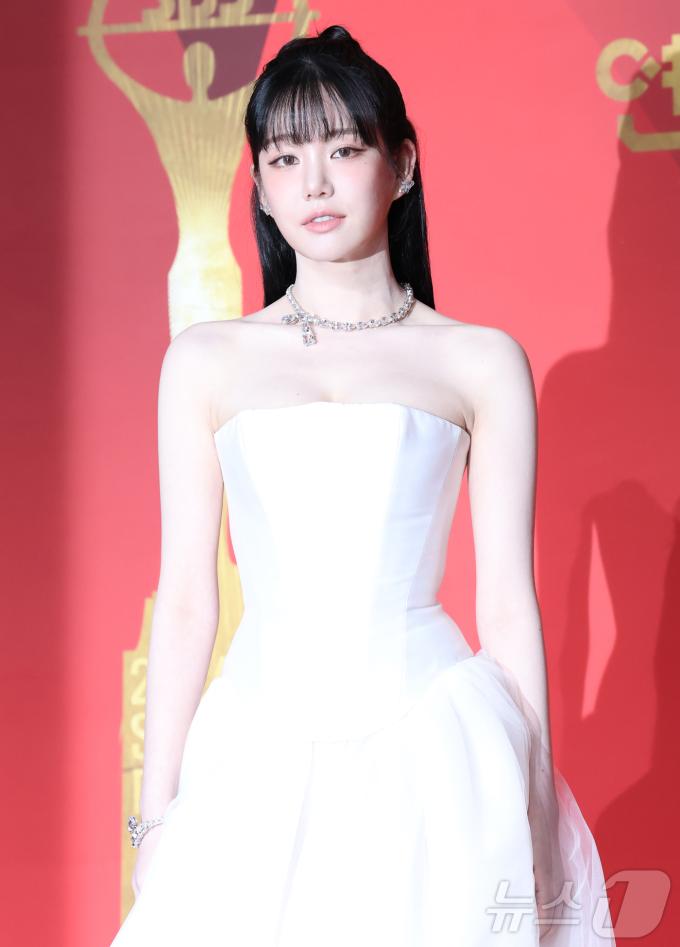 배우 이유비가 21일 오후 서울 마포구 상암동 SBS 프리즘타워에서 열린 '2024 SBS 연기대상' 레드카펫 행사에 참석해 매력을 발산하고 있다. ⓒ News1 권현진 기자