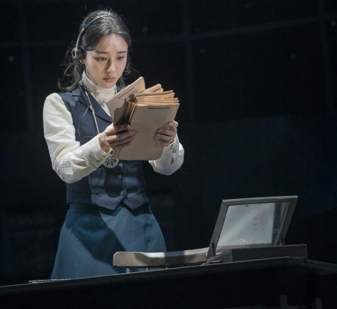 오는 28일까지 공연되는 연극 '사일런트 스카이'에서 헨리에타 레빗 역을 맡은 배우 안은진(국립극단 제공)