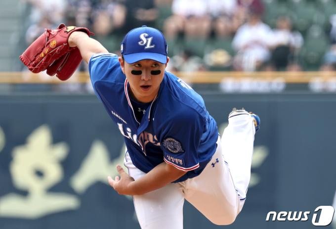 10일 오후 서울 송파구 잠실야구장에서 열린 프로야구 '2023 신한 SOL KBO리그' 삼성 라이온즈와 두산 베어스의 경기에서 삼성 선발투수 최채흥이 역투하고 있다. 2023.9.10/뉴스1 ⓒ News1 구윤성 기자