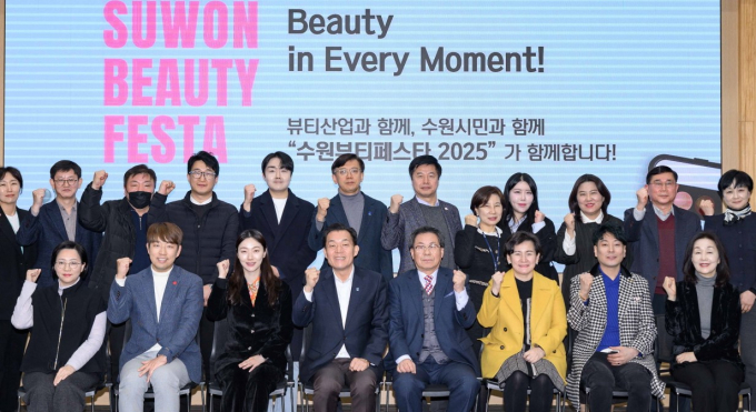 이재준 시장(앞줄 왼쪽 4번째), 현근택 제2부시장(뒷줄 오른쪽 여섯 번째) 등 2024 성과보고회에서 주요 참석자들이 함께하고 있다. 사진제공=수원시