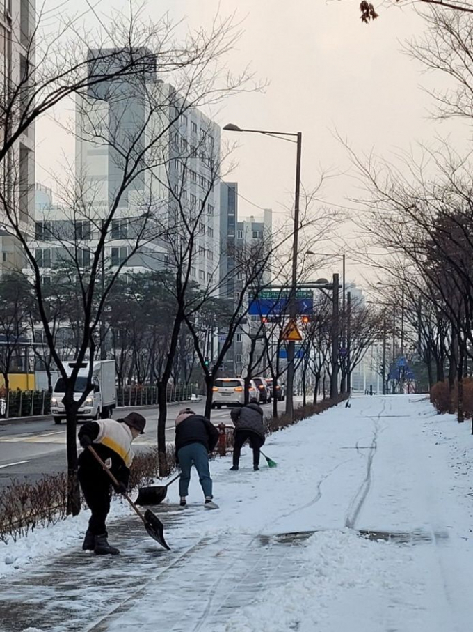 하남시민들이 지난 20일 오후 10시부터 21일 오전 8시까지 적설량 2.3㎝의 눈이 내리자 자발적으로 거리에 나와 눈을 치우고 있다. / 사진제공=하남시 