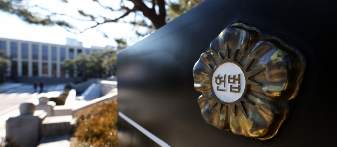 윤석열 대통령이 일주일째 탄핵심판 관련 서류 수취를 거부하면서 대응 방안을 고심하는 헌법재판소가 신속한 심리를 위해 관련 서류를 '송달 간주'로 검토하고 있는 것으로 알려졌다.사진은 22일 서울 종로구 헌법재판소의 모습. /사진=뉴시스