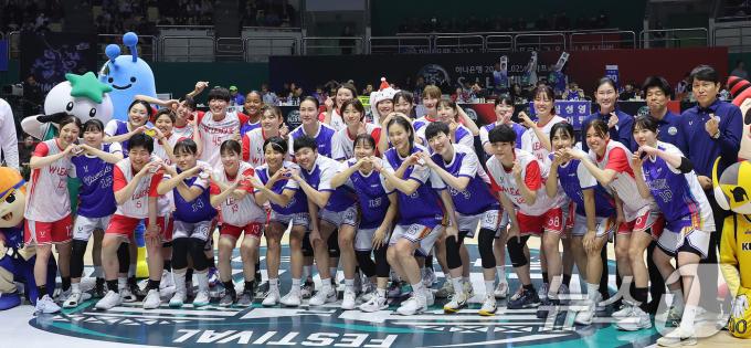 22일 부천 원미구 부천체육관에서 열린 하나은행 2024-2025 시즌 여자프로농구 한일 올스타전에 앞서 한국 올스타와 일본 올스타 선수들이 기념 촬영을 하고 있다. 2024.12.22/뉴스1 ⓒ News1 박지혜 기자