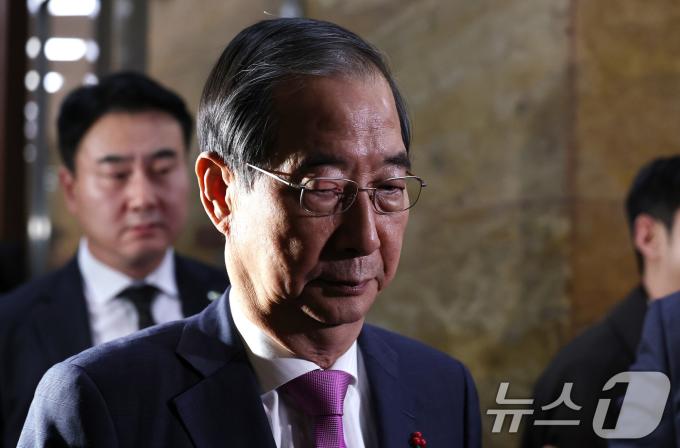 한덕수 국무총리가 10일 오후 서울 여의도 국회에서 열린 본회의에 참석하고 있다. 2024.12.10/뉴스1 ⓒ News1 구윤성 기자