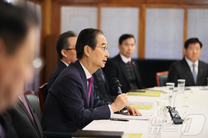 한덕수 대통령 권한대행 국무총리가 20일 서울 종로구 삼청동 총리공관에서 열린 고위당정협의회에서 발언하고 있다. (총리실 제공) 2024.12.20/뉴스1
