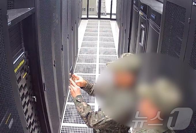 국회 행정안전위원회가 지난 3일 계엄령 선포 당시 선거관리위원회에 투입된 계엄군이 선관위 시스템 서버를 촬영하는 장면이 담긴 내부 CCTV를 6일 공개했다. (행정안전위원회 제공) 2024.12.6/뉴스1