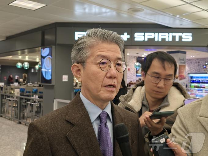 김홍균 외교부 1차관이 22일(현지시간) 워싱턴DC 덜레스공항에서 취재진과 만나 이번 방미 목적에 대해 설명하고 있다 .김 차관은 24일까지 미국에 머물며 커트 캠벨 미 국무부 부장관 등과 회담한 뒤 26일까지 일본에서 차관급 회담을 이어갈 예정이다.