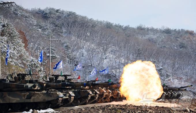 육군 30기갑여단 전차대대 장병들이 경기도 양주시 노야산훈련장에서 전차포 사격훈련을 하고 있다.  2024.11.28/뉴스1 ⓒ News1 박정호 기자