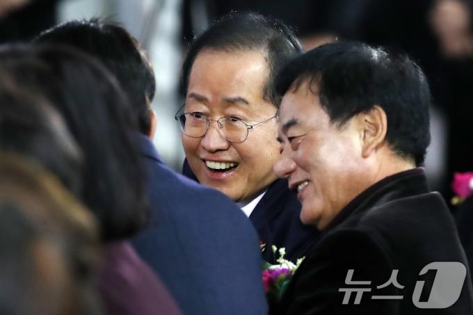 홍준표 대구시장이 20일 오후 경북 경산시 하양역에서 열린 '대구도시철도 1호선 안심-하양 연장구간 개통식'에 참석해 이만규 대구시의회 의장과 대화하며 미소짓고 있다. 2024.12.20/뉴스1 ⓒ News1 공정식 기자