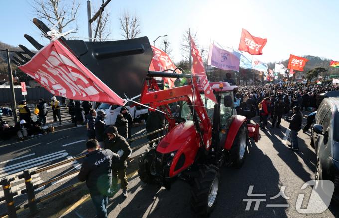 [뉴스1 PICK]‘28시간 경찰 차벽’ 남태령 넘은 트랙터 상경 농민들 관저 앞 행진