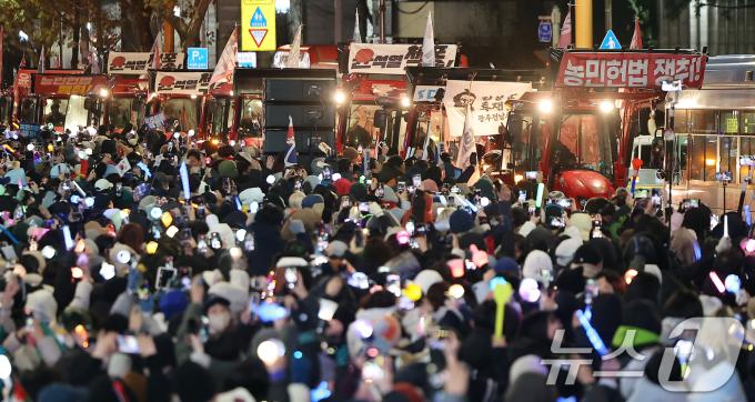 [뉴스1 PICK]‘28시간 경찰 차벽’ 남태령 넘은 트랙터 상경 농민들 관저 앞 행진