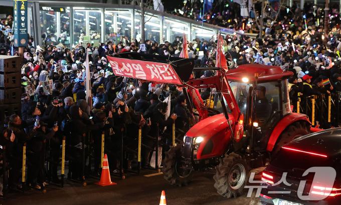 [뉴스1 PICK]‘28시간 경찰 차벽’ 남태령 넘은 트랙터 상경 농민들 관저 앞 행진