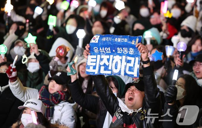 [뉴스1 PICK]‘28시간 경찰 차벽’ 남태령 넘은 트랙터 상경 농민들 관저 앞 행진