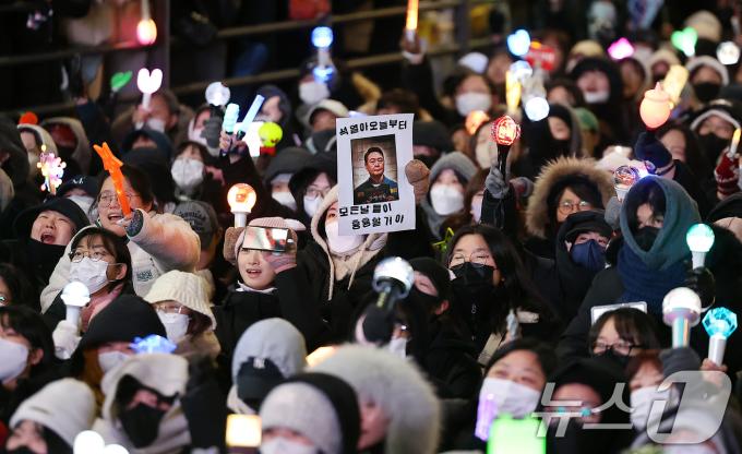 [뉴스1 PICK]‘28시간 경찰 차벽’ 남태령 넘은 트랙터 상경 농민들 관저 앞 행진