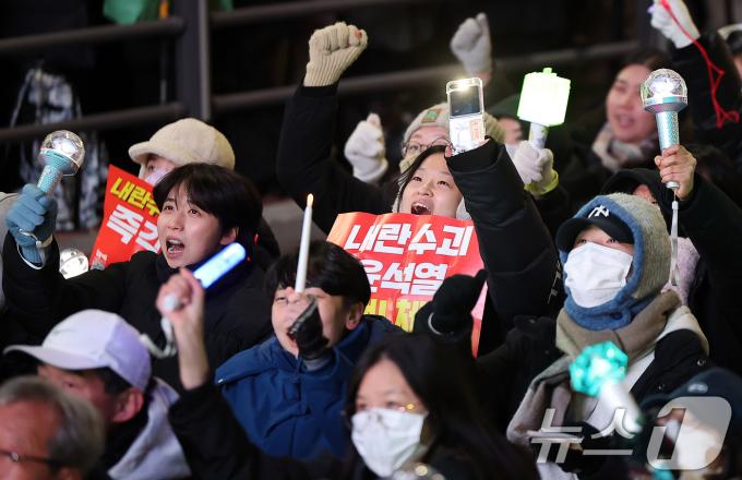 [뉴스1 PICK]‘28시간 경찰 차벽’ 남태령 넘은 트랙터 상경 농민들 관저 앞 행진