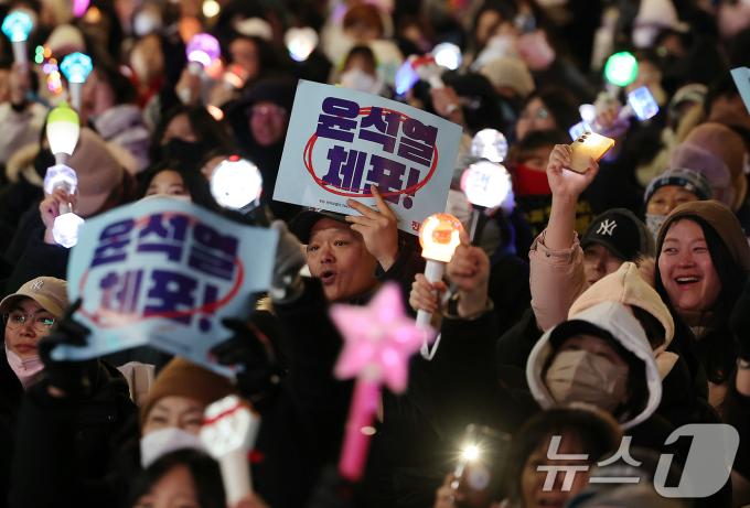 [뉴스1 PICK]‘28시간 경찰 차벽’ 남태령 넘은 트랙터 상경 농민들 관저 앞 행진