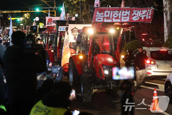 전국농민회총연맹(전농)의 트랙터들이 22일 오후 서울 서초구 남태령에서 대규모 집회를 갖은 뒤 대통령 한남관저로 향하고 있다. 2024.12.22/뉴스1 ⓒ News1 김진환 기자