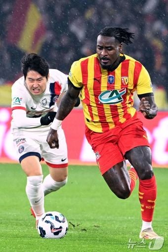랑스 전에 선발 출전한 PSG 이강인(왼쪽). ⓒ AFP=뉴스1