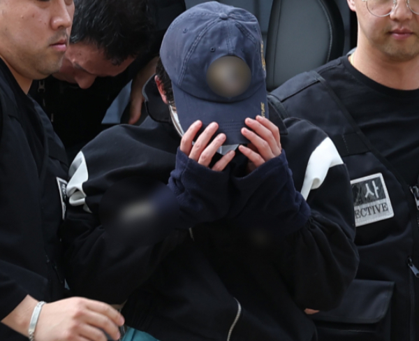 서울 강남역 인근 건물 옥상에서 자신의 여자친구를 살해한 혐의를 받는 20대 남성 최모씨가 1심에서 징역 26년을 선고받은 가운데 유족이 엄벌을 촉구했다. 사진은 최씨가 5월8일 오후 서울 서초구 서울중앙지법에서 열린 구속 전 피의자 심문(영장실질심사)에 출석하는 모습. /사진=뉴스1
