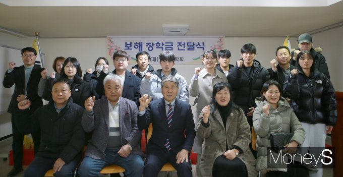 보해양조는 지난 20일 목포시 대안동 본사에서 박철수 보해장학회 이사장과 장학생 20여명이 참석한 가운데 '2024 보해장학회 장학금 수여식'을 개최했다/사진=보해양조 제공.