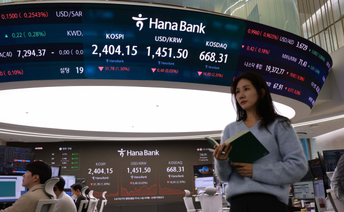 지난 20일 코스피가 전 거래일(2435.93)보다 31.78포인트(1.30%) 내린 2404.15에 장을 마감한 20일 오후 서울 중구 하나은행 딜링룸 전광판에 지수가 표시되고 있다./사진=뉴스1 /사진=고범준