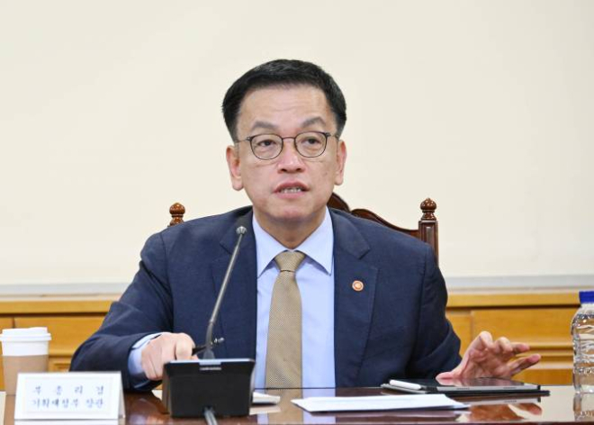 최상목 부총리 겸 기획재정부 장관이 23일 서울 중구 은행연합회에서 거시경제·금융현안 간담회를 주재하고 있다./사진=뉴시스
