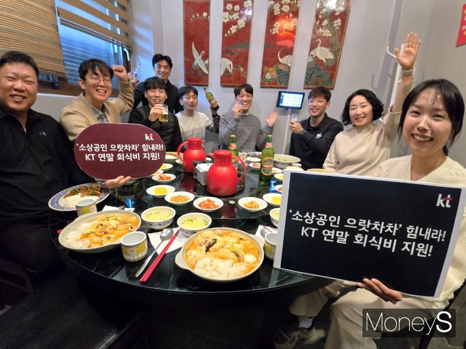 KT전남·북광역본부 직원들이 회식비를 지원받고 KT 하이오더를 도입한 식당에서 회식을 하고 있다/사진=KT전남·북광역본부 제공