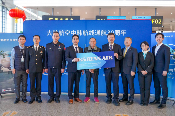 대한항공이 중국 노선 취항 30주년을 맞아 중국 주요 공항에서 고객 감사 행사를 진행했다. 지난 22일 선양 타오셴 국제공항에서 KE832편 30번째 탑승수속 승객인 최용길씨(왼쪽에서 다섯 번째)가 한국행 왕복 비즈니스 항공권 1매를 전달받고 관계자들과 기념사진을 촬영하고 있다. /사진=대한항공 
