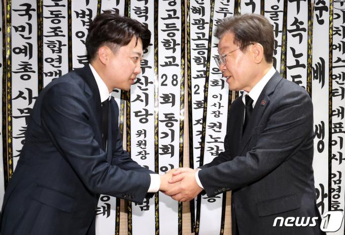 이재명 더불어민주당 대표(오른쪽)와 이준석 개혁신당 대표가 지난 4월 18일 오후 서울 강동구 강동성심병원 장례식장에 마련된 박종철 열사 어머니 고 정차순 여사 빈소에서 만나 인사 나누고 있다.(공동취재) 2024.4.18/뉴스1 ⓒ News1 구윤성 기자