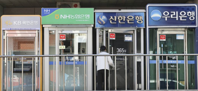 은행권이 소상공인의 이자 부담을 덜기 위해 맞춤형 채무조정, 폐업자 지원 등을 담은 '소상공인 금융지원안'을 발표했다. 사진은 서울 시내의 한 은행 ATM 지점 안으로 시민이 들어가고 있다./사진=뉴시스