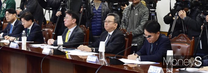 [머니S포토] 소상공인 금융지원 간담회, 정부 입장 경청하는 은행장들