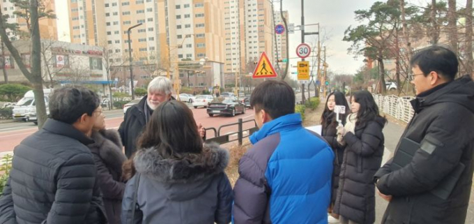 '국제안전도시' 인증을 위한 최종심사에서 심사단이 현장 심사를 진행하고 있다. / 사진제공=화성시 