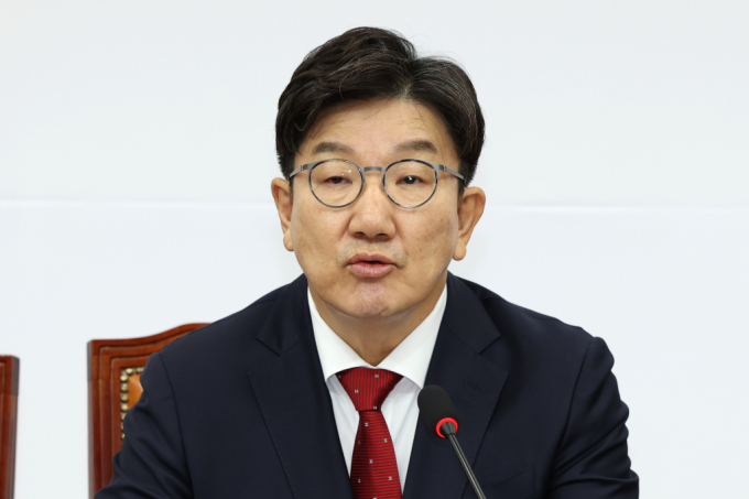 국정안정을 위해 여당과 야당, 정부가 합심한 협의체가 오는 26일 출범한다. 사진은 23일 서울 여의도 국회에서 열린 원내대책회의에 참석한 권성동 국민의힘 당대표 권한대행 겸 원내대표. /사진=뉴스1