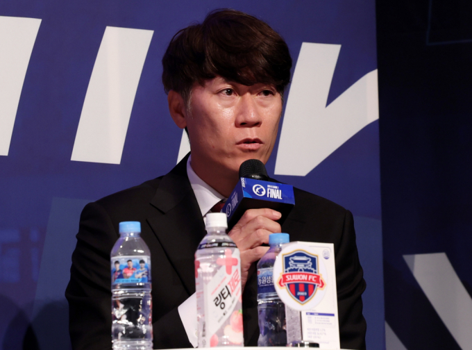 수원FC 돌풍을 일으킨 김은중 감독이 재계약에 성공했다. 사진은 지난 10월16일 서울 마포구 누리꿈스퀘어 국제회의실에서 열린 K리그1 2024 파이널라운드 미디어데이에서 출사표를 던지는 김은중 수원FC 감독의 모습.  /사진=뉴시스