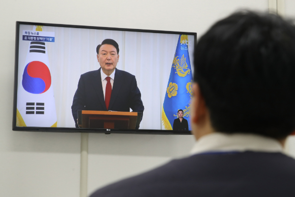 공조수사본부(경찰·공수처·국방부 조사본부)가 윤석열 대통령에게 2차 출석 요구서를 발송했지만 수령이 거부된 것으로 전해졌다. 사진은 윤 대통령 탄핵소추안이 가결된 지난 14일 서울 여의도 국회에서 조국혁신당 당직자들이 윤 대통령의 '국민께 드리는 말씀'이라는 대국민 담화를 시청하고 있는 모습. /사진-뉴스1