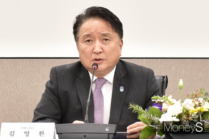 ▲ 인사말하는 김영환 충북지사