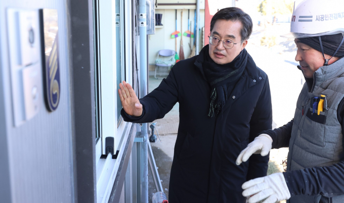 김동연 경기도지사(왼쪽)가 지난 10월 이후 두 달여 만에 민통선 내 대성마을을 다시 찾아 방음시설 등 3가 약속 이행 사항을 살피고 있다. 사진제공=경기도