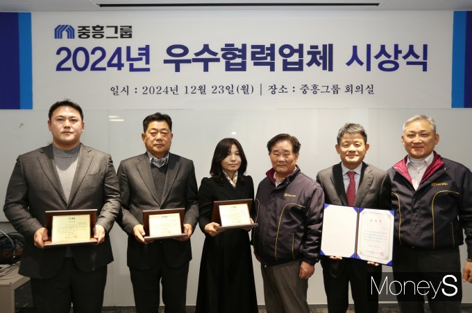 이경호 중흥토건 대표이사(오른쪽 첫 번째)와 백승권 중흥건설 대표이사(오른쪽 세 번째)가 우수협력업체 시상식을 개최하고 기념촬영을 하고 있다/사진=중흥그룹 제공.