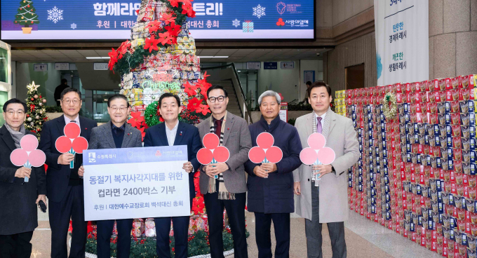 23일 수원시청에서 열린 1000만원 상당의 컵라면으로 만든 트리 전달식. 이재준 시장(오른쪽 4번째), 박성국 목사 등 참석했다.