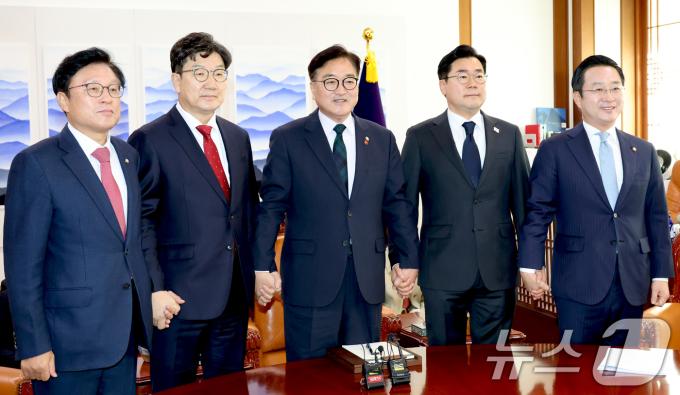 박형수 국민의힘 원내수석 부대표(왼쪽부터), 권성동 대표 권한대행 겸 원내대표, 우원식 국회의장, 박찬대 더불어민주당 원내대표, 박성준 원내수석부대표가 23일 국회의장실에서 회동에 앞서 기념촬영을 하고 있다. (공동취재) 2024.12.23/뉴스1 ⓒ News1 안은나 기자