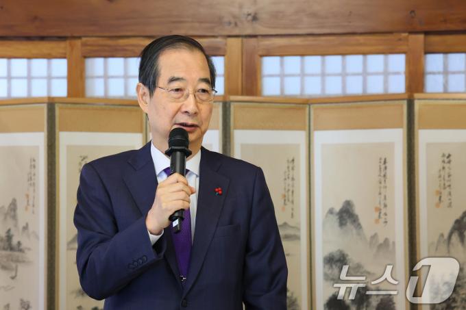 한덕수 대통령 권한대행 국무총리가 23일 서울 종로구 국무총리 공관에서 열린 경제 6단체 오찬 간담회에서 인사말 하고 있다. (국무총리실 제공) 2024.12.23/뉴스1 ⓒ News1 장수영 기자
