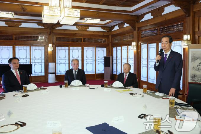 한덕수 대통령 권한대행 국무총리가 23일 서울 종로구 국무총리 공관에서 열린 경제 6단체 오찬 간담회에서 인사말 하고 있다. (국무총리실 제공) 2024.12.23/뉴스1 ⓒ News1 장수영 기자