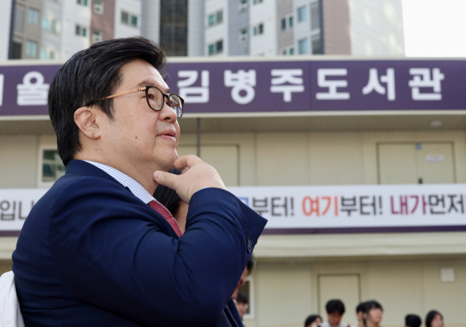 고려아연 경영권 인수를 추진 중인 MBK파트너스가 외국인 투자법을 위반할 소지가 있다는 관측이 나왔다. 사진은 김병주 MBK파트너스 회장. /사진=뉴시스