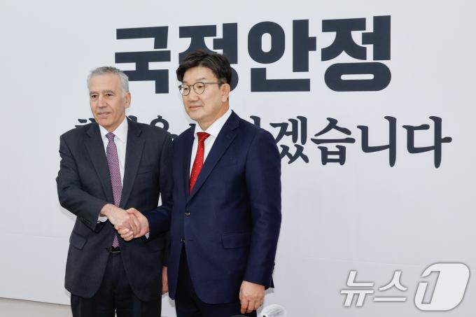 권성동 국민의힘 당대표 권한대행 겸 원내대표가 23일 오후 서울 여의도 국회에서 필립 골드버그(Philip Goldberg) 주한미국대사를 접견하며 악수하고 있다. 2024.12.23/뉴스1 ⓒ News1 안은나 기자