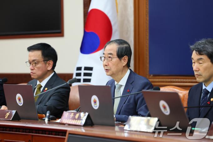 한덕수 대통령 권한대행 국무총리가 19일 서울 종로구 정부서울청사에서 열린 임시국무회의에서 발언하고 있다. (총리실 제공) 2024.12.19/뉴스1